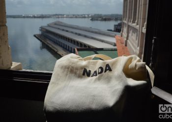 Vista de la terminal de cruceros de La Habana desde una ventana. Foto: Ángel Marqués Dolz.