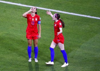 Alex Morgan, de la selección estadounidense, finge beber té tras anotar ante Inglaterra en la semifinal del Mundial femenino, disputada el martes 2 de julio de 2019, en Lyon, Francia Foto: Francois Mori / AP.