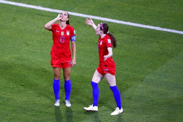 Alex Morgan, de la selección estadounidense, finge beber té tras anotar ante Inglaterra en la semifinal del Mundial femenino, disputada el martes 2 de julio de 2019, en Lyon, Francia Foto: Francois Mori / AP.