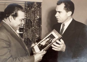 Richard Nixon (der) junto a Fulgencio Batista. Foto: hiveminer.com