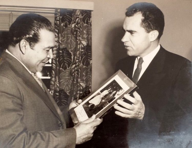 Richard Nixon (der) junto a Fulgencio Batista. Foto: hiveminer.com