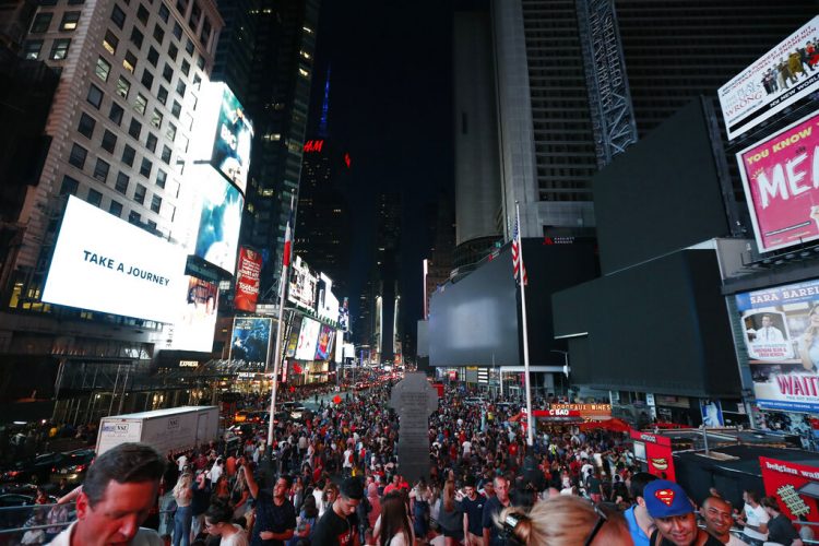 Pantallas apagadas en Times Square durante un corte de electricidad, el sábado 13 de julio de 2019 en Nueva York. (AP Foto/Michael Owens)