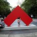 Transeúntes interactúan con una obra de la primera gran exposición de esculturas exteriores de la artista cubana Carmen Herrera en Nueva York. Foto: Kena Betancur / EFE.