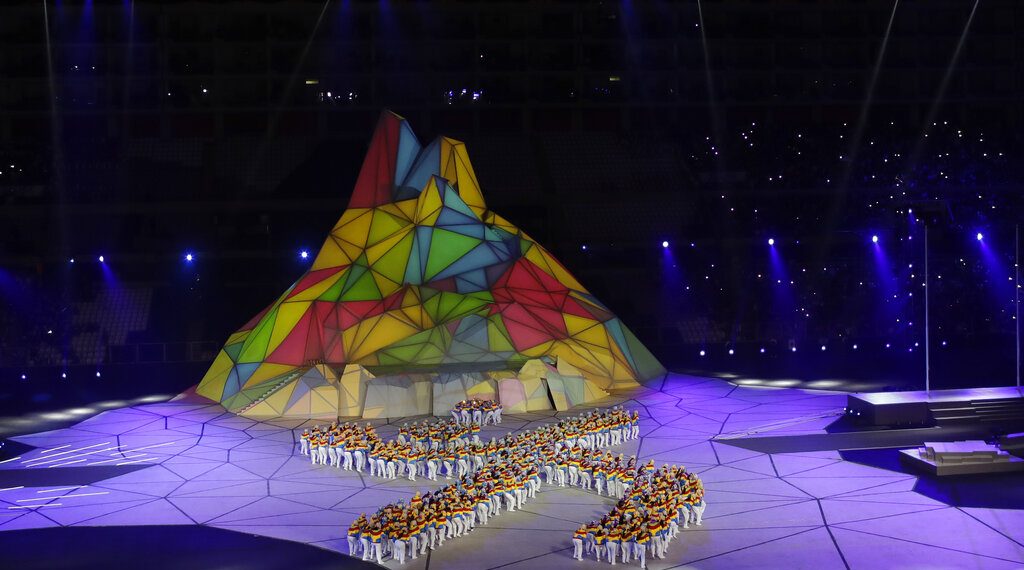 Una multitud de bailarines inaugura los Juegos Panamericanos de Lima, el viernes 26 de julio de 2019 (AP Foto/Silvia Izquierdo)