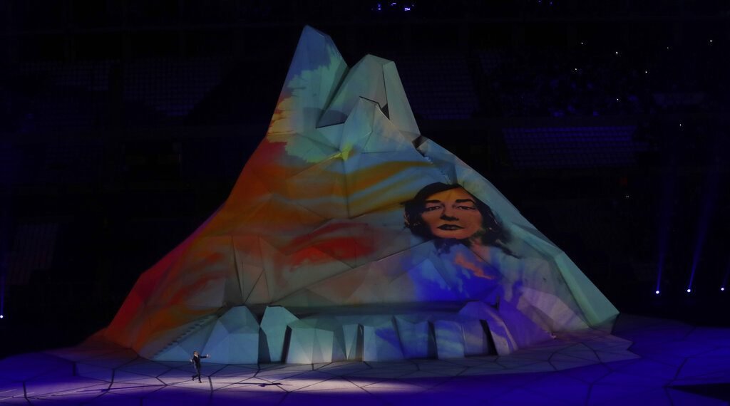 El tenor peruano Juan Diego Flórez canta en un homenaje a la cantautora Chabuca Granda, durante la ceremonia inaugural de los Juegos Panamericanos de Lima, el viernes 26 de ulio de 2019 (AP Foto/Silvia Izquierdo)