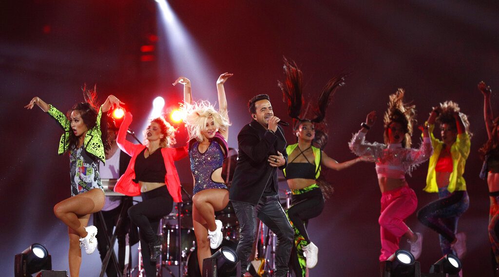 El cantante puertorriqueño Luis Fonsi actúa en la ceremonia inaugural de los Juegos Panamericanos en Lima, el viernes 26 de julio de 2019 (AP Foto/Rebecca Blackwell)