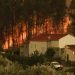 Un incendio avanza por la localidad de Chaveira, cerca de Macao, en la región central de Portugal, el lunes 22 de julio de 2019. (AP Foto/Sergio Azenha)