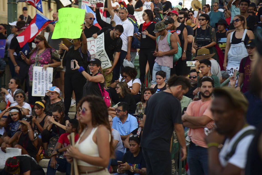 Manifestantes se reúnen en la Plaza Quinto Centenario para protestar contra el gobernador Ricardo Rossello, en San Juan, Puerto Rico, el miércoles 17 de julio de 2019. Foto: Carlos Giusti/AP.