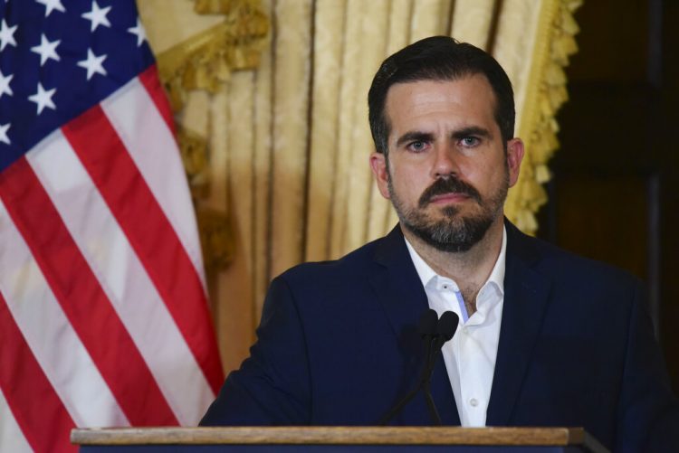 El gobernador de Puerto Rico Ricardo Rosselló durante una conferencia de prensa casi dos días después de que las autoridades federales arrestaron a la exsecretaria de educación de la isla y a otras cinco personas por cargos de desviar fondos federales a contratistas poco calificados con conexiones políticas, el jueves 11 de julio de 2019 en San Juan, Puerto Rico. (AP Foto/Carlos Giusti)