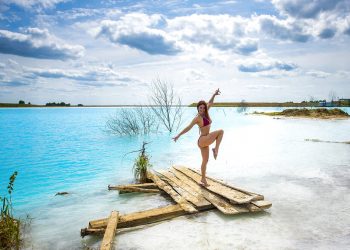 En esta foto sin fecha tomada por mrwed54, una mujer posa junto a un lago en la ciudad siberiana de Novosibirsk, 2.800 kilómetros al este de Moscú, Rusia. (mrwed54 via AP)