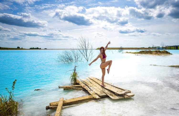 En esta foto sin fecha tomada por mrwed54, una mujer posa junto a un lago en la ciudad siberiana de Novosibirsk, 2.800 kilómetros al este de Moscú, Rusia. (mrwed54 via AP)