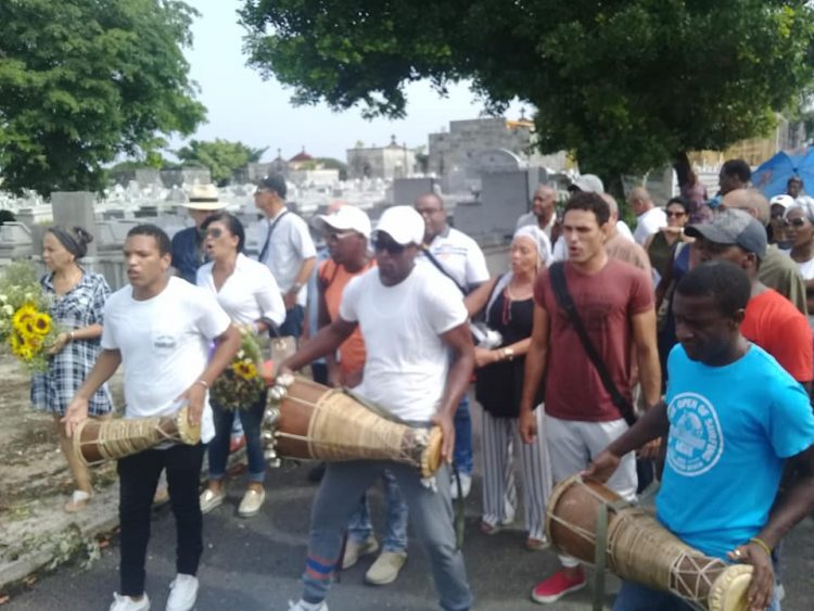 Tomás Morales Villena fue despedido por ceolgas y amigos en el Cementerio de Colón. Foto: Centro Nacional de las Artes Escénicas