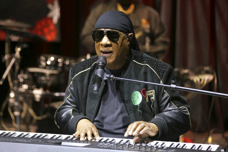 La leyenda de la música estadounidense Stevie Wonder. Foto: Willy Sanjuan/Invision/AP/ Archivo.