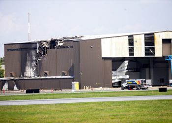 Esta imagen muestra un hangar dañado tras recibir el impacto de un avión bimotor que despegaba en el aeropuerto de Addison, Texas, el domingo 30 de junio de 2019. No hubo sobrevivientes. Foto: Shaban Athuman/The Dallas Morning News vía AP.