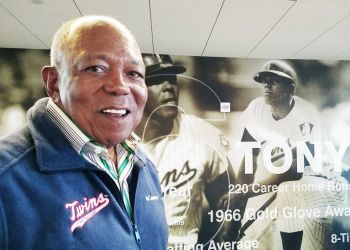 Tony Oliva frente al mural con su figura en el estadio de los Twins de Minnesota. Foto: Marita Pérez Díaz.