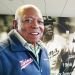 Tony Oliva frente al mural con su figura en el estadio de los Twins de Minnesota. Foto: Marita Pérez Díaz.