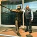 Tony Oliva junto a una estatua en su honor en la entrada número 6 del estadio de los Twins en Minnesota. Foto: Marita Pérez Díaz.