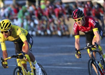 El colombiano Egan Bernal, izquierda, toma una curva frente al británico Geraint Thomas en los Campos Elíseos durante la última etapa del Tour de Francia, el domingo 28 de julio de 2019, en París. Foto: Thibault Camus / AP.