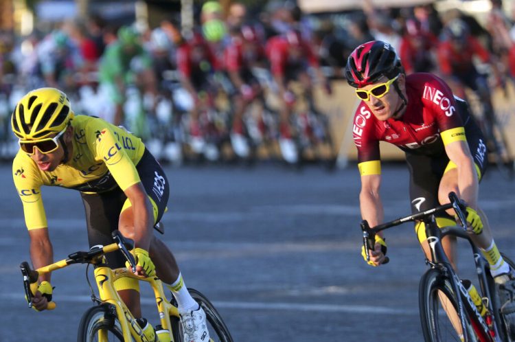 El colombiano Egan Bernal, izquierda, toma una curva frente al británico Geraint Thomas en los Campos Elíseos durante la última etapa del Tour de Francia, el domingo 28 de julio de 2019, en París. Foto: Thibault Camus / AP.