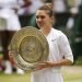 La rumana Simona Halep sostiene su trofeo tras vence a Serena Williams en la final de Wimbledon el sábado, 13 de julio del 2019.  Foto:Tim Ireland/AP.