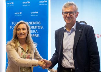 El vicepresidente de la Xunta, Alfonso Rueda (d), y la presidenta de Unicef Galicia, Myriam Garabito, durante la firma de un acuerdo para la colaboración de un proyecto de inclusión social de jóvenes en La Habana, el lunes 1 de julio de 2019, en Santiago de Compostela. Foto: Xoan Crespo / elcorreogallego.es