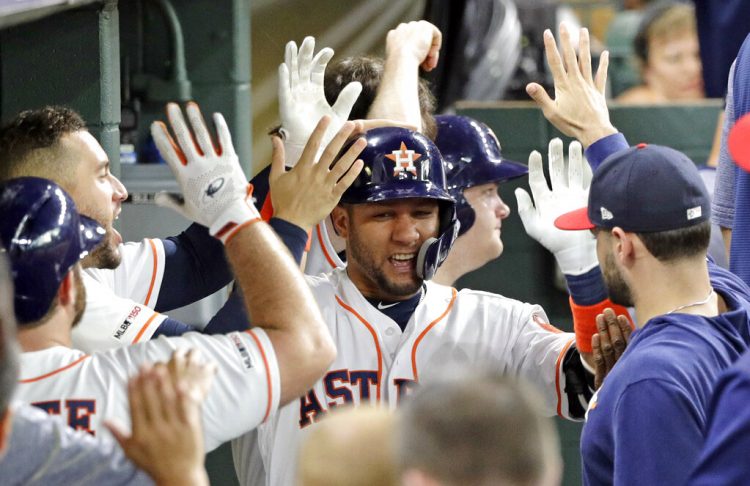 El cubano Yuli Gurriel, de los Astros de Houston, al centro, es felicitado por sus compañeros después de que conectara un jonrón solitario contra los Angelinos de Los Ángeles en la sexta entrada del partido en Houston, el sábado 6 de julio de 2019. Foto: David J. Phillip / AP.