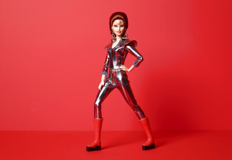 Esta imagen publicada por Mattel muestra a Barbie vestida de Ziggy Stardust, en conmemoración del 50mo aniversario de la icónica canción "Space Oddity" de David Bowie. Foto: Mattel vía AP.