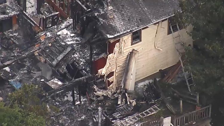 Imagen de la casa incendiada tras recibir el impacto de una avioneta en NUeva York, el sábado 17 de agosto de 2019. Foto: nbcnewyork.com