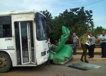 Foto del ómnibus y el automóvil involucrados en un accidente de tránsito ocurrido en Guanajay, en el occidente de Cuba, el 21 de agosto de 2019. Foto: Yanet del Valle García / Facebook.