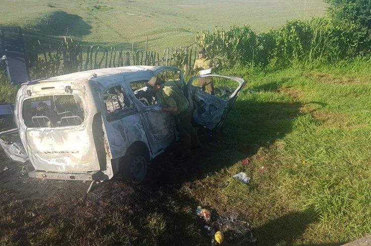 Oficiales del Ministerio del Interior de Cuba investigan en el vehículo accidentado en la madrugada de este 22 de agosto de 2019 en Majibacoa, Las Tunas, hecho en el que perdieron la vida seis personas. Foto: Tunas Visión.