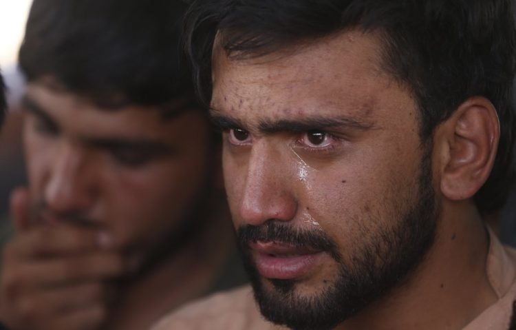 Familiares de los fallecidos durante un atentado con bombas en Kabul, Afganistán. Foto: Rafiq Magbool / AP.