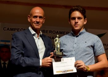 El joven ajedrecista cubano Carlos Daniel Albornoz (d) recibe su premio como subtitular del torneo iberoamericano finalizado el domingo 18 de agosto de 2019 en Linares, España. Foto: feda.org