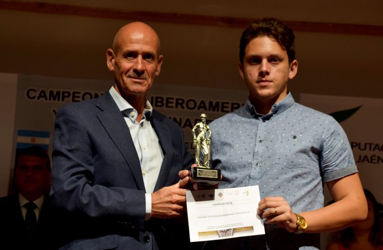 El joven ajedrecista cubano Carlos Daniel Albornoz (d) recibe su premio como subtitular del torneo iberoamericano finalizado el domingo 18 de agosto de 2019 en Linares, España. Foto: feda.org