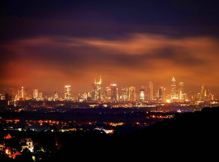 Panorama del distrito financiero de Fráncfort, en Alemania, el sábado 10 de agosto de 2019. (AP Foto/Michael Probst)