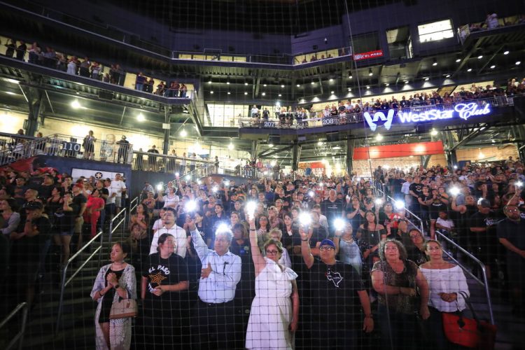 Asistentes levantan sus celulares durante la lectura de los nombres de las víctimas de una balacera el pasado 3 de agosto, durante una ceremonia de recuerdo en Southwest University Park, en El Paso, Texas, el 14 de agosto de 2019. Foto: Jorge Salgado/ AP.