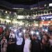 Asistentes levantan sus celulares durante la lectura de los nombres de las víctimas de una balacera el pasado 3 de agosto, durante una ceremonia de recuerdo en Southwest University Park, en El Paso, Texas, el 14 de agosto de 2019. Foto: Jorge Salgado/ AP.