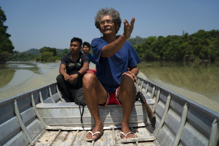 En esta imagen, tomada el 27 de agosto de 2019, Wakonkra Kayapo de la comunidad indígena kayapó, marca el camino a seguir por el río Curua mientras busca a supuestos especuladores y madereros en la reserva indígena de Bau, en Altamira, en la Amazonía brasileña, cerca de una zona de incendios. Foto: Leo Correa/AP.