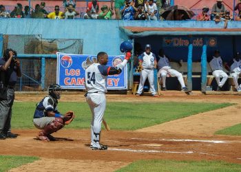 Leslie Anderson recibió una ovación del Cándido González en su primer turno. Foto: Leandro A. Pérez / Facebook.