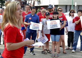 Tosha Pelfrey, del grupo Moms Demand Action, hace declaraciones durante una protesta contra la violencia derivada de las armas de fuego frente a Edificio United en Charleston, Virginia Occidental, el sábado 17 de agosto de 2019. Foto: Chris Dorst/Charleston Gazette-Mail vía AP.