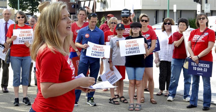 Tosha Pelfrey, del grupo Moms Demand Action, hace declaraciones durante una protesta contra la violencia derivada de las armas de fuego frente a Edificio United en Charleston, Virginia Occidental, el sábado 17 de agosto de 2019. Foto: Chris Dorst/Charleston Gazette-Mail vía AP.