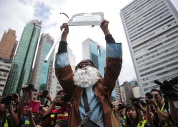 Un manifestante vestido como el personaje bíblico Moisés participa en una protesta prodemocracia en Wan Chai, Hong Kong, el 31 de agosto de 2019. Foto: Jae C. Hong/AP.