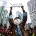 Un manifestante vestido como el personaje bíblico Moisés participa en una protesta prodemocracia en Wan Chai, Hong Kong, el 31 de agosto de 2019. Foto: Jae C. Hong/AP.