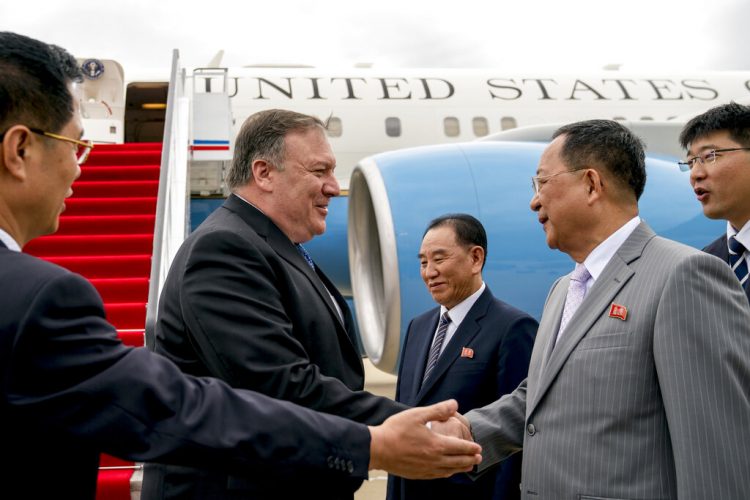 Imagen de archivo, tomada el 6 de julio de 2018, el secretario de Estado de Estados Unidos, Mike Pompeo saluda al director del Departamento Frente Unido, Kim Yong Chol (centro), y el ministro norcoreano de Exteriores, Ri Yong Ho (segundo por la derecha), a su llegada al aeropuerto al aeropuerto internacional Sunan, en Pyongyang, Corea del Norte. Foto: Andrew Harnik, Pool/AP.