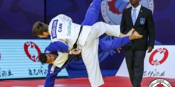 El judoca cubano Magdiel Estrada (de azul) durante un combate, en una foto de archivo. Foto: IJF / Archivo.