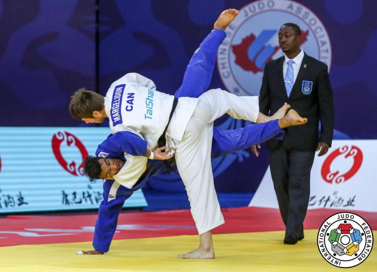 El judoca cubano Magdiel Estrada (de azul) durante un combate, en una foto de archivo. Foto: IJF / Archivo.