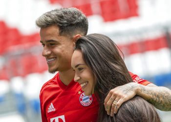 El brasileño Philippe Coutinho, ahora jugador del Bayern Munich, posa con su esposa Aina en el estadio del club en Múnich, Alemania, el lunes 19 de agosto de 2019. Foto: Peter Kneffel/dpa vía AP.