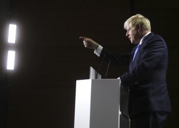 Primer ministro británico Boris Johnson durante una conferencia de prensa en el tercer y último día de la cumbre G7 en Biarritz, Francia, el lunes 26 de agosto de 2019. (AP Foto/Markus Schreiber)