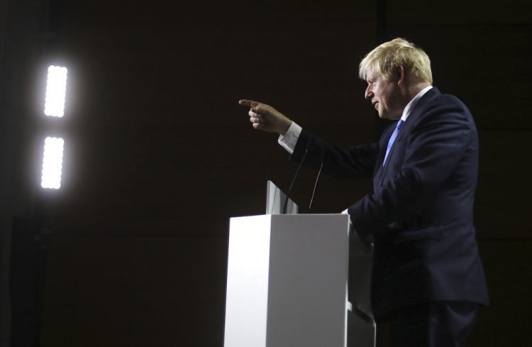 Primer ministro británico Boris Johnson durante una conferencia de prensa en el tercer y último día de la cumbre G7 en Biarritz, Francia, el lunes 26 de agosto de 2019. (AP Foto/Markus Schreiber)