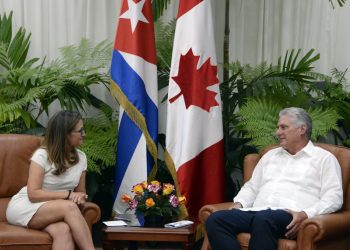 El presidente cubano Miguel Díaz-Canel recibió el miércoles a la canciller canadiense en La Habana. Foto: Estudios Revolución/Cubadebate.