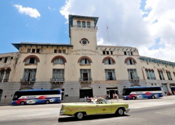 Varios autos pasan delante de la terminal de Cruceros  en La Habana . Foto: Ernesto Mastrascusa/EFE.